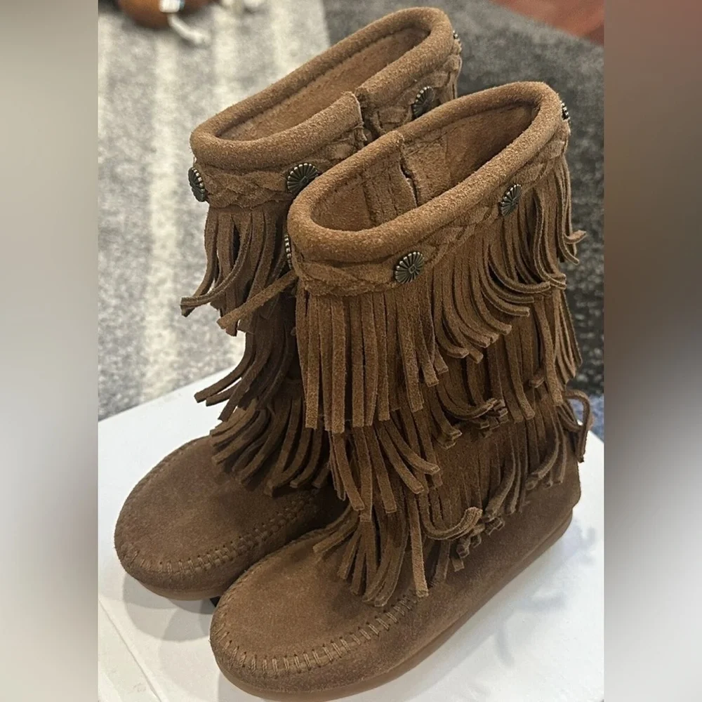 Minnetonka 3 Layer Fringe Boot milk chocolate Brown Size 4 kids retired color